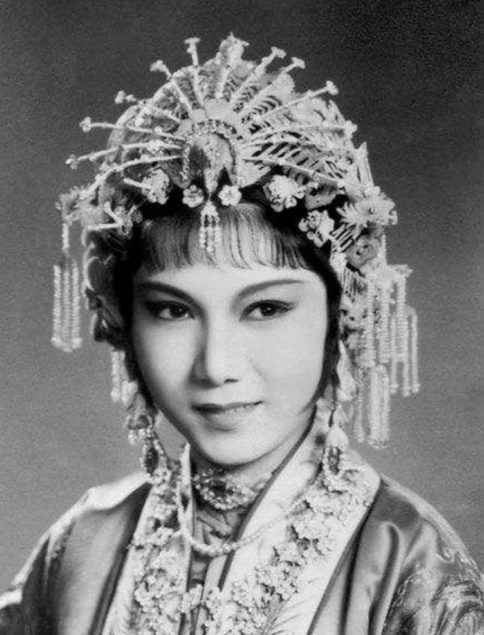 张少华|“丑娘”张少华毁誉参半的一生:被误解的母子关系,绕不开的新凤霞