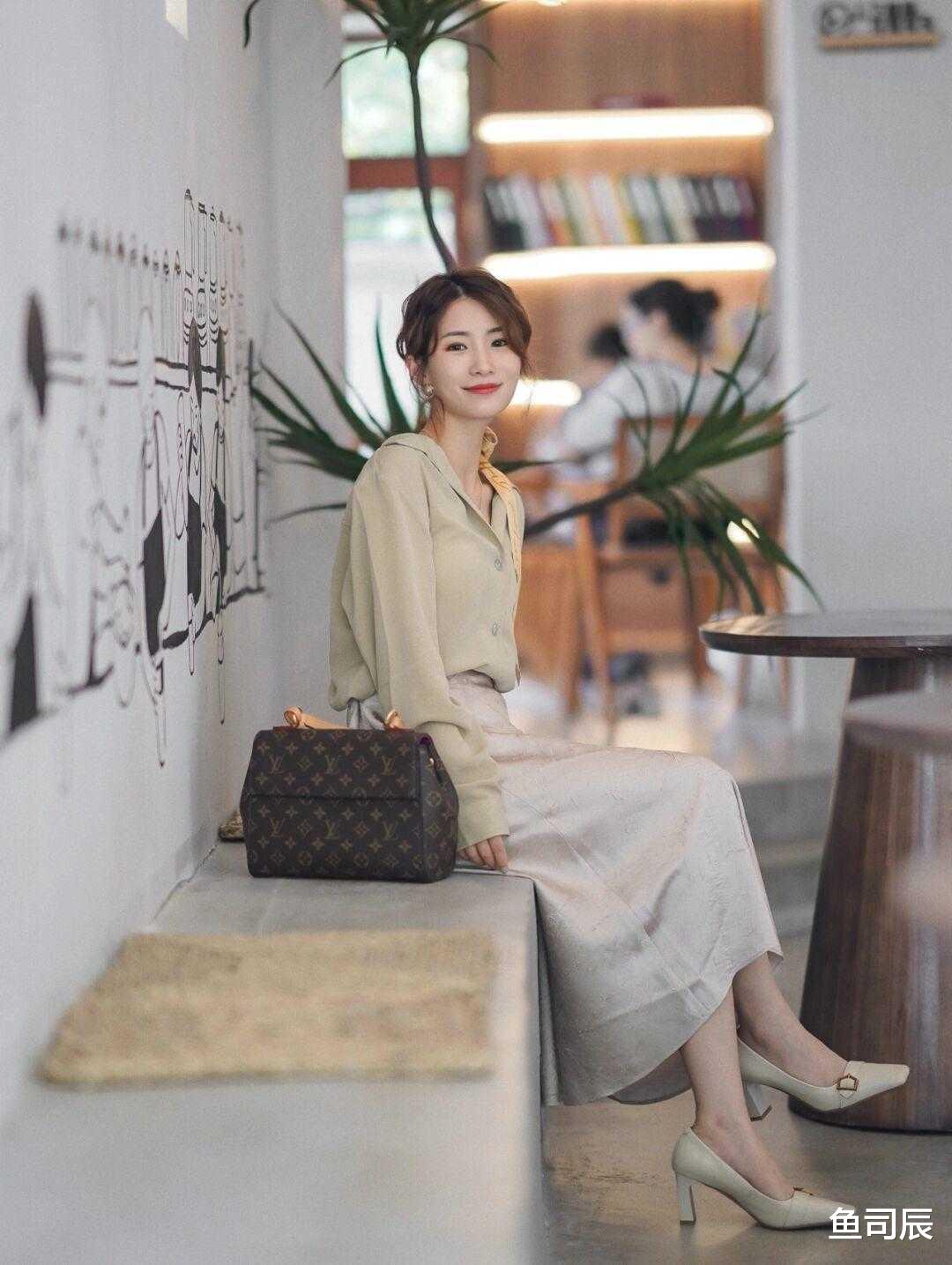 鱼司辰|初秋这样穿“裙子”优雅大方又显气质，显高显瘦还百搭，值得借鉴