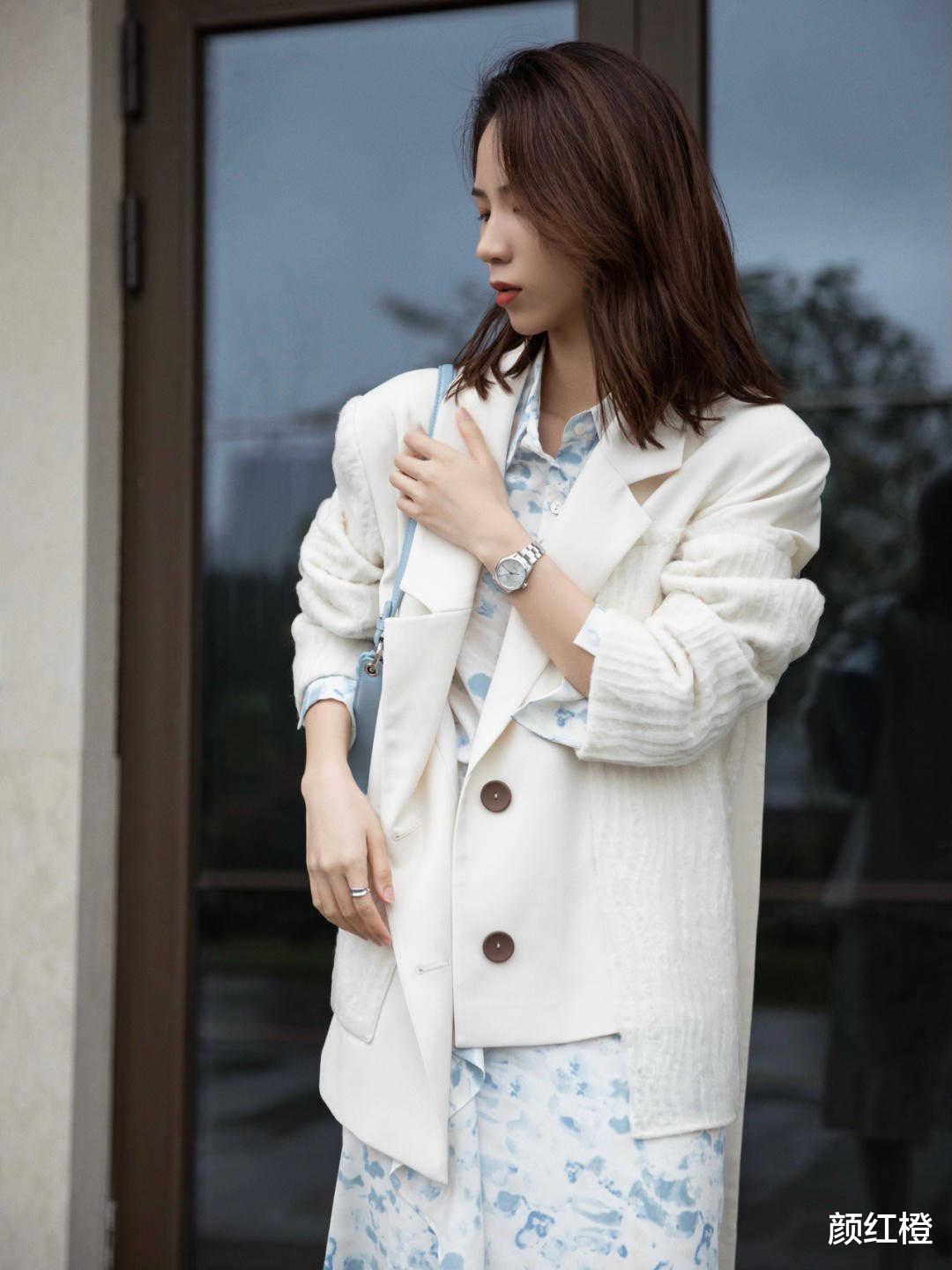 颜红橙 秋天火了一种穿法,叫“西装搭配连衣裙”,甜美温柔有气质,洋气