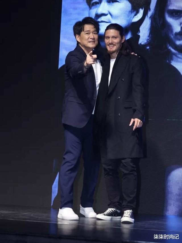 张小斐|周华健混血儿子正式出道，新剧留长发演洋人，看着比60岁父亲还显老