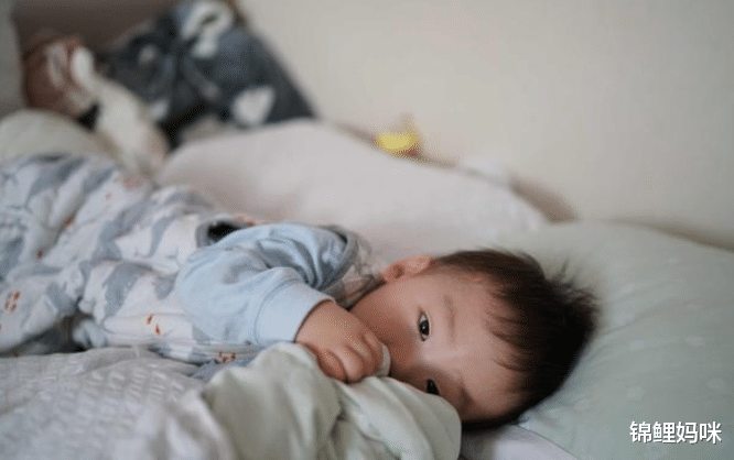 锦鲤妈咪|3个月的宝宝能用枕头?月龄和用枕方式有门道,“高枕”并不无忧