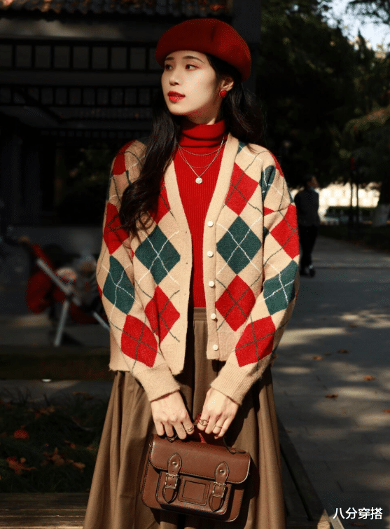 八分穿搭 “针织衫+半身裙”才是秋冬标配，穿上保暖还优雅，时髦百搭