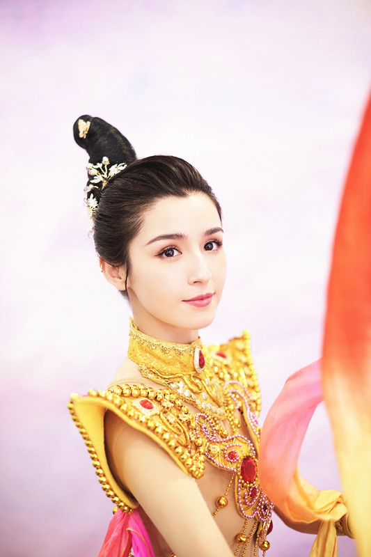 演绎|“西域美人”哈妮克孜演绎飞天之美,金钗薄纱,皆是神秘之源