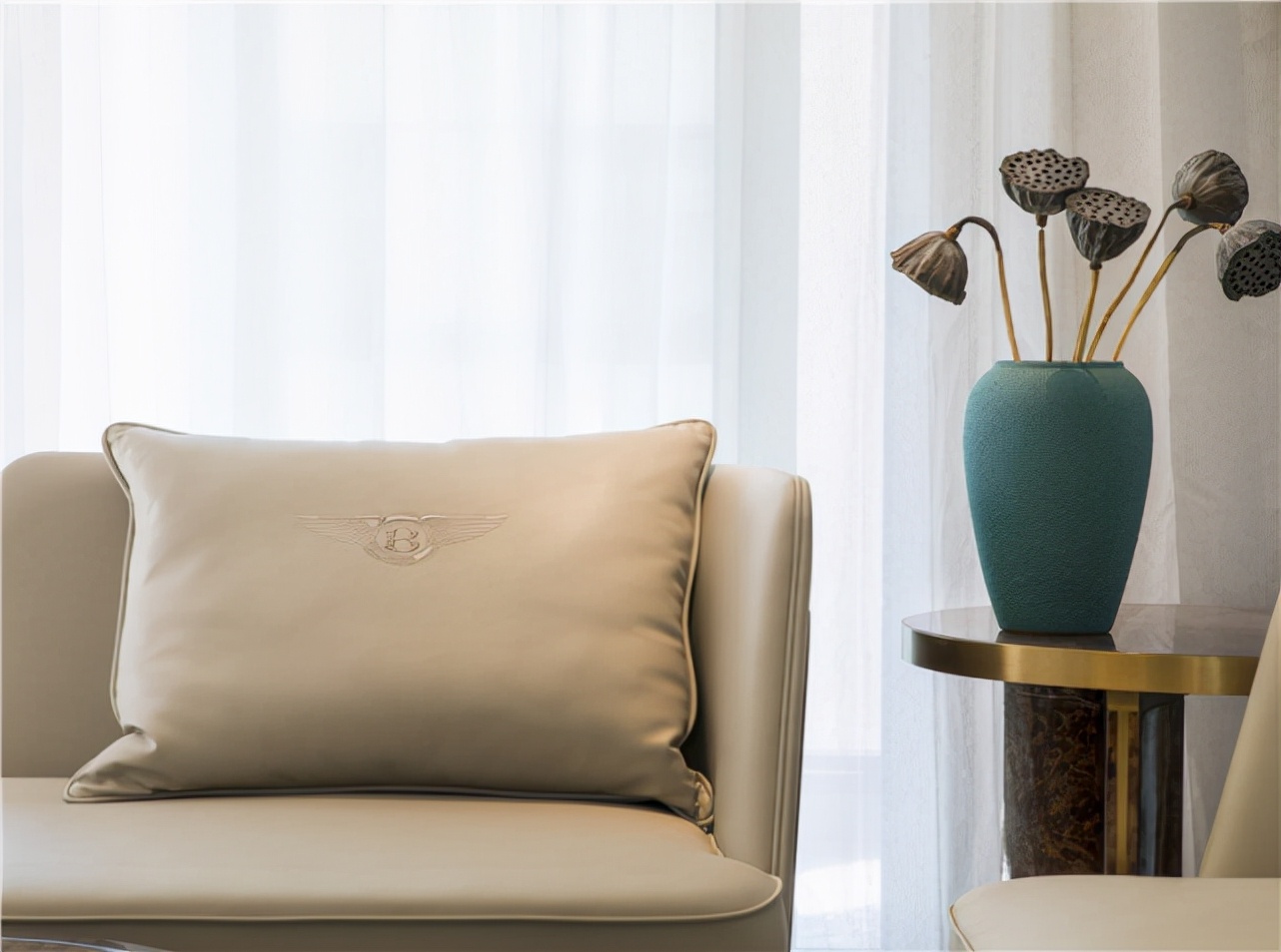 160平轻奢风四居室，细线条处突出细节，简单而有层次感