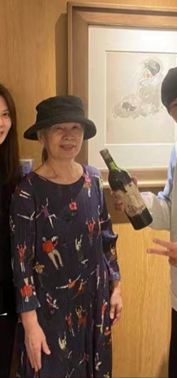 周杰伦|周杰伦母亲叶惠美罕露面！近70岁皮肤仍白嫩红润，站姿笔直气质绝佳