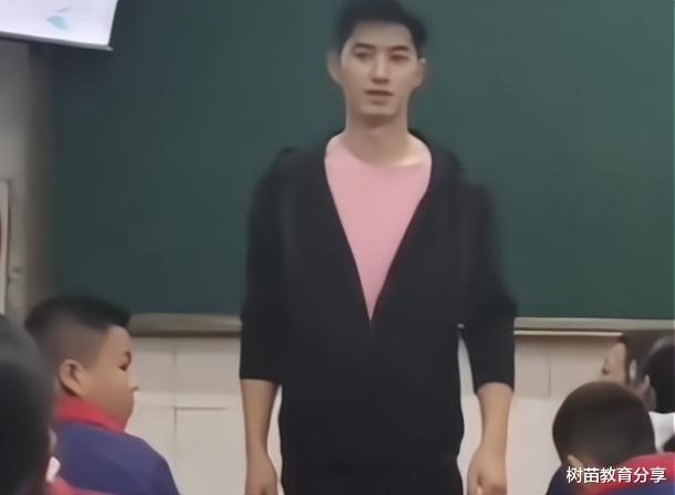 重庆一男教师因“撞脸”明星走红,长相帅气,网友看了想回去读书