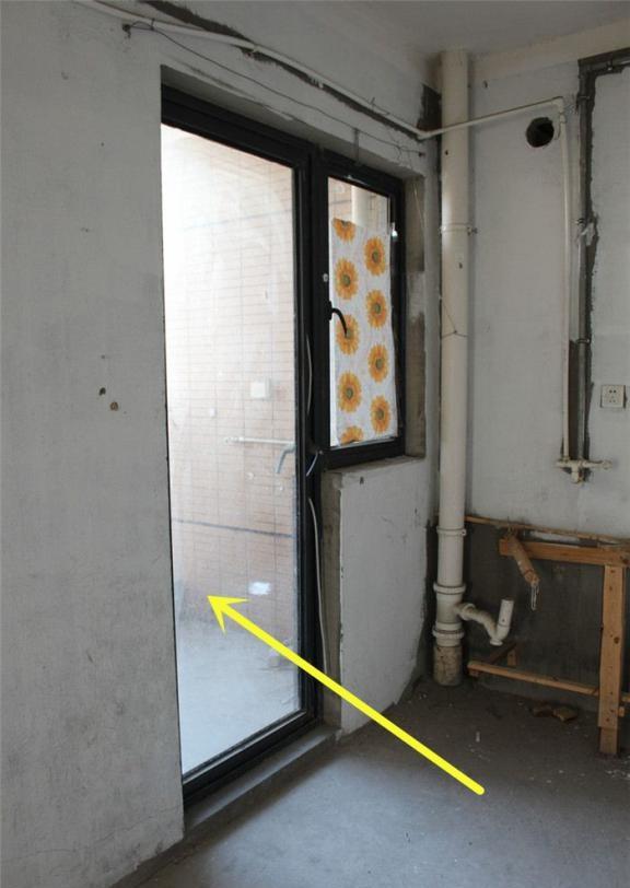 |说好买房送阳台，结果却在厨房！不足2㎡，打通隔墙围一圈卡座算了