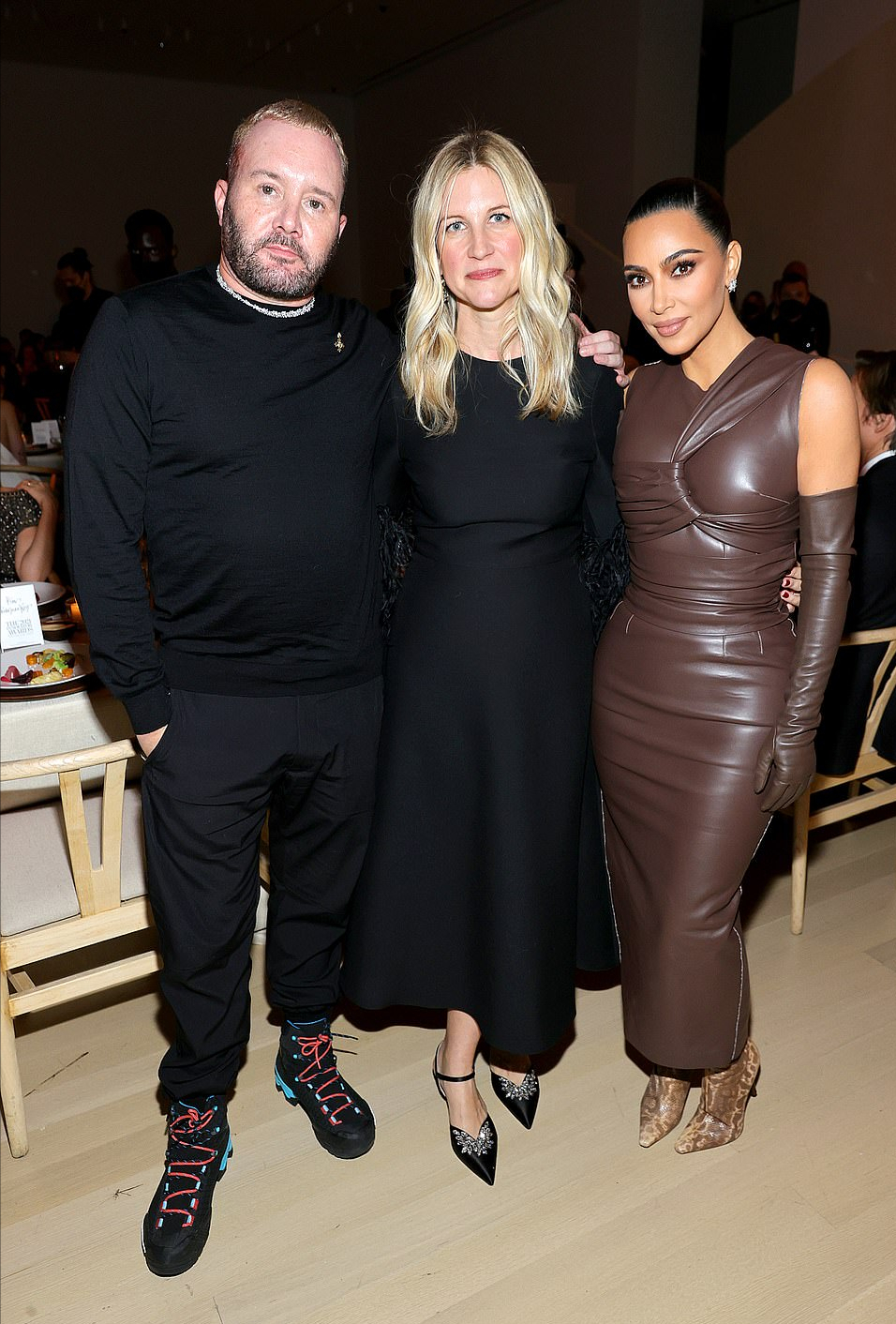 全球时尚风行 金卡戴珊和小鲜肉约会后首次亮相！裹身皮裙好性感，豹纹皮靴太酷