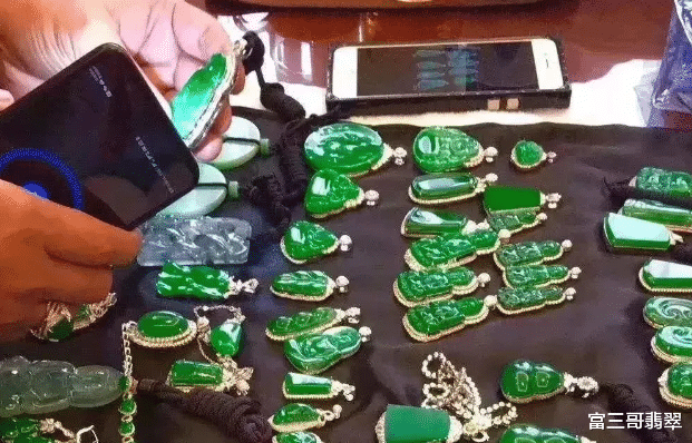 翡翠|这样的翡翠直播毫无底线，花了14万买了一堆塑料花！