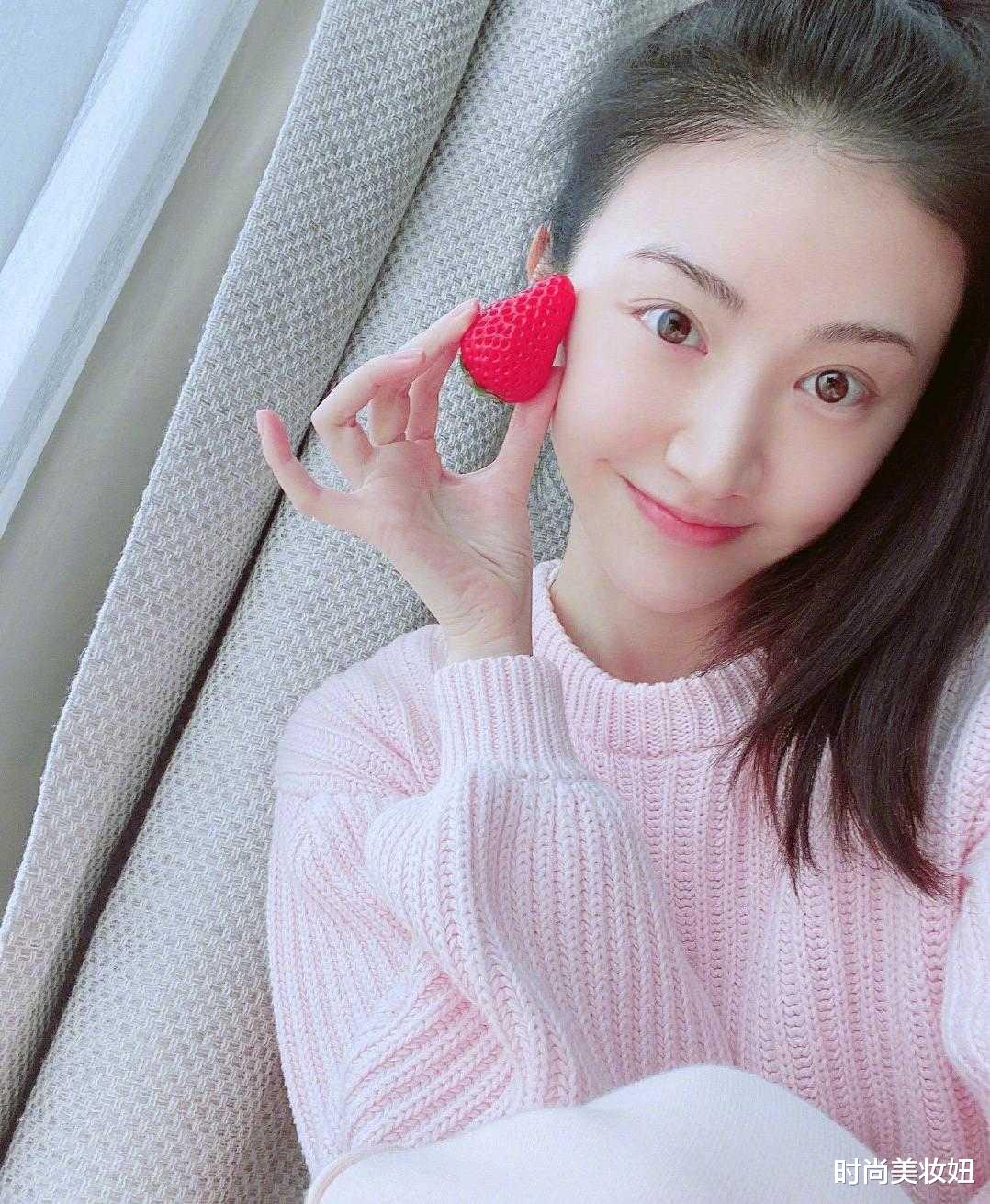 穿衣搭配|被景甜的素颜惊艳到，穿粉色毛衣配高马尾，不打针的脸太美了
