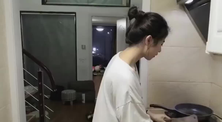 去嫂子家才发现：厨房从不摆瓶瓶罐罐，瞧聪明人这样布置，真先进