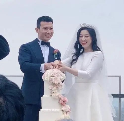 朱珠|“女神”朱珠提名华鼎奖，产后依然风情万种，复古造型再现蓝心洁