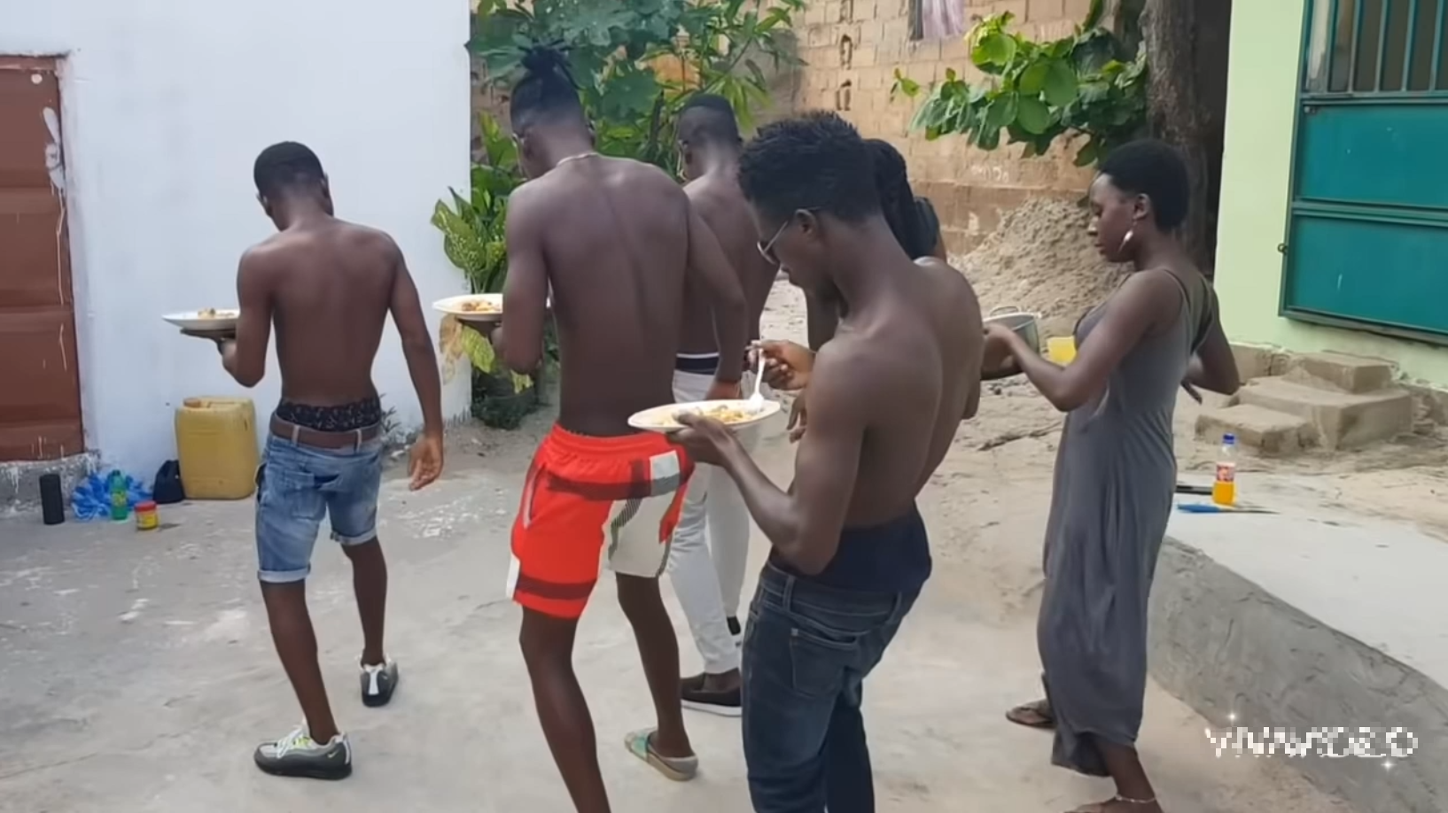 保定 非洲“富翁”几内亚，为啥穷得连饭都不够吃？民众还有闲心跳舞？