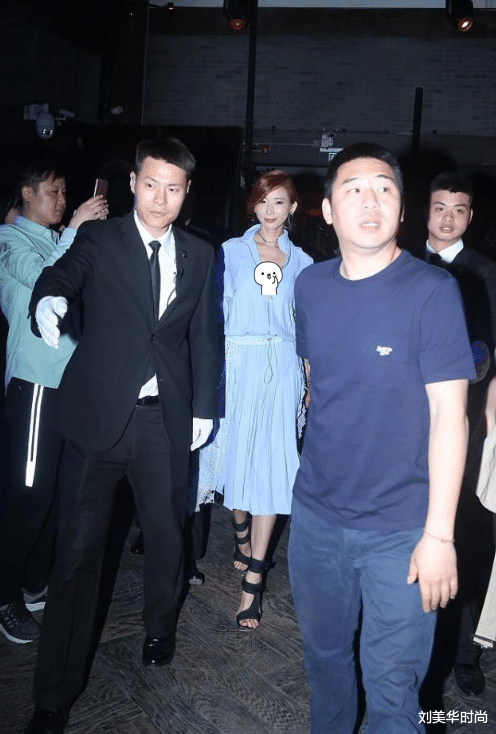 素描|林志玲太低估自己的身材，宽松款穿成紧身衣，不系扣子更显比例