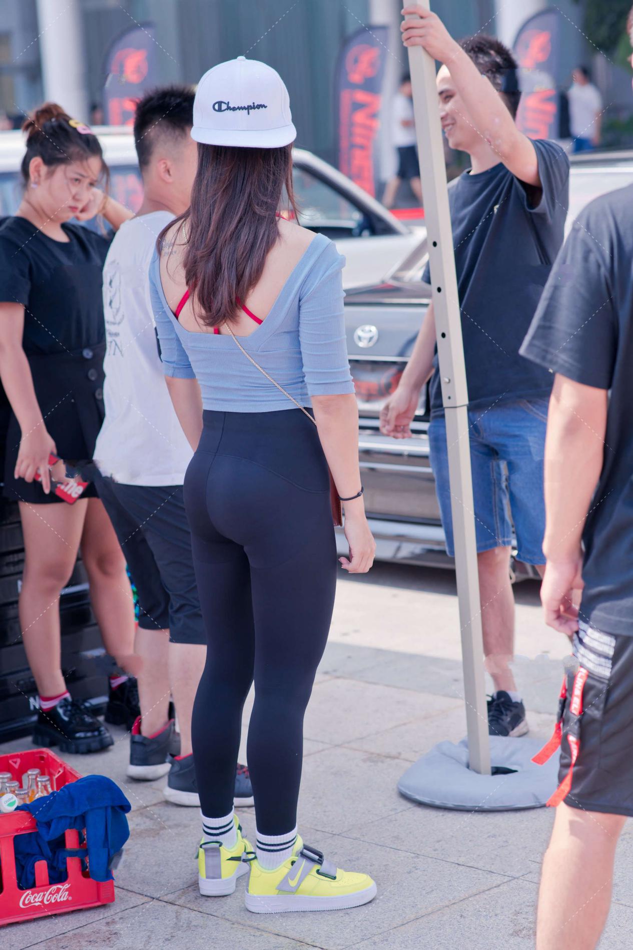 穿衣搭配|浅蓝色针织衣怎么搭配才好看？一起来get同款吧