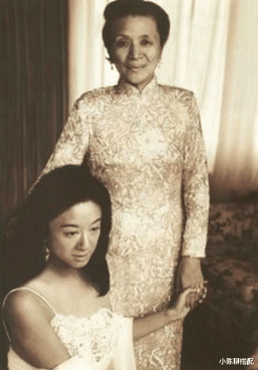 小陈聊搭配|72岁王薇薇胜似27岁少女，全网都在夸的时装设计师究竟有什么魔力