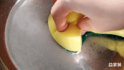 不锈钢锅里外都“厚黑皮”,别用钢丝球刷了,教你几招干净不伤锅