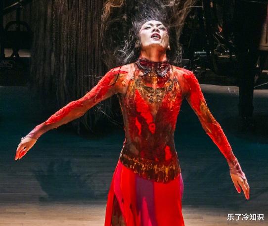 杨丽萍|服装都是画的，真的太拼了，杨丽萍身上的线条清清楚楚