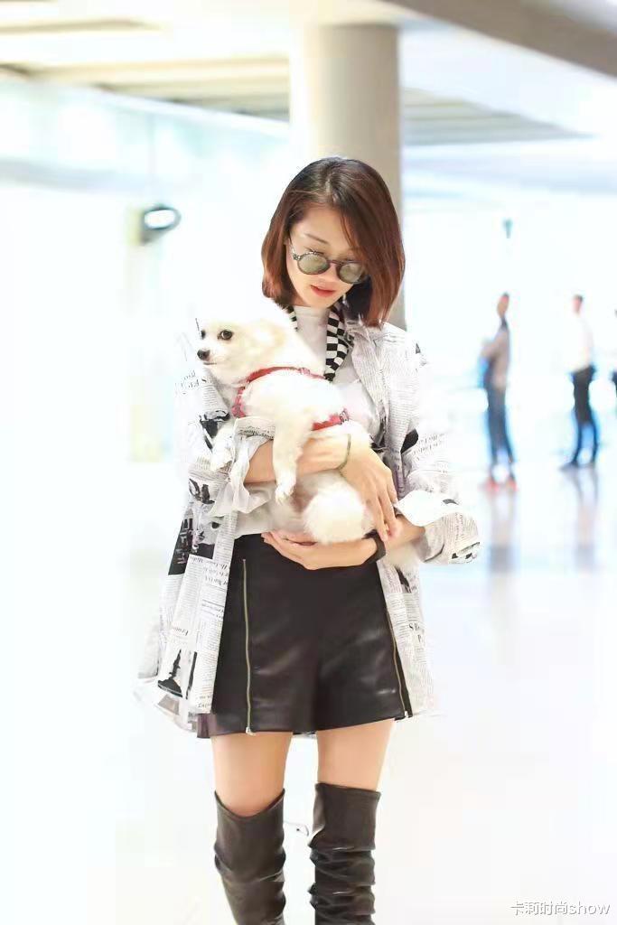 卡莉时尚show|郑恺眼光真不赖,苗苗穿短裙抱狗走机场,时尚减龄有魅力