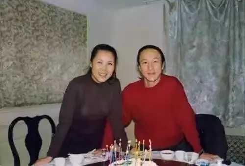 田震|55岁田震晒海外近况：夜市撸串无偶像包袱，皮肤状态犹如35岁