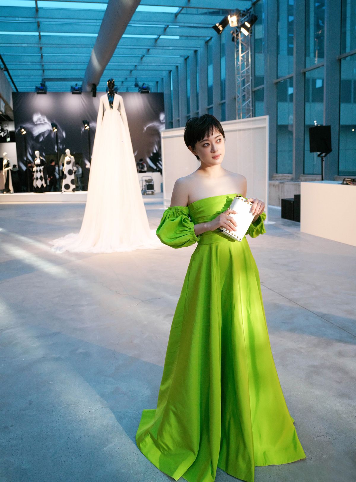 孙俪|孙俪终于放开穿了，荧光绿抹胸裙打造贵族范，可惜妆容成“败笔”