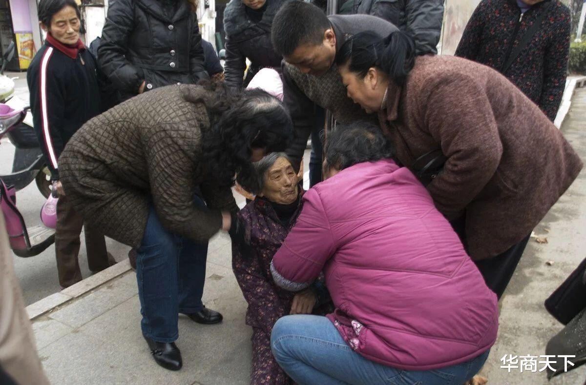 华商天下 连扶老人的资本都没有，没办法，成年人的世界，一个“穷”字了得