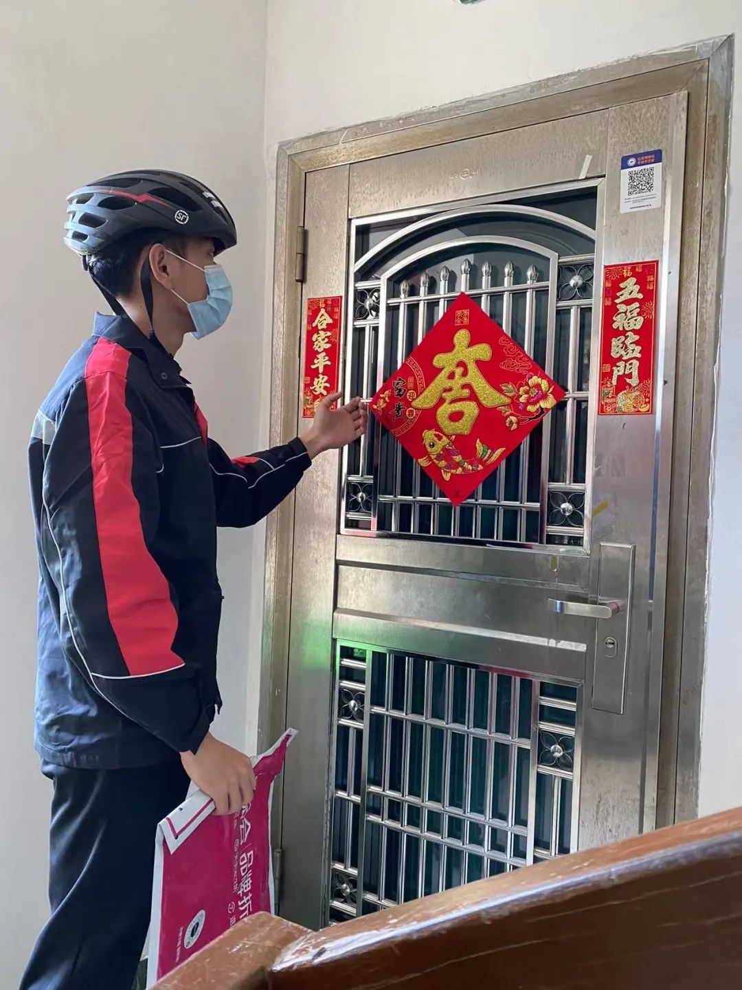 工作12小时后,快递小哥竟然......