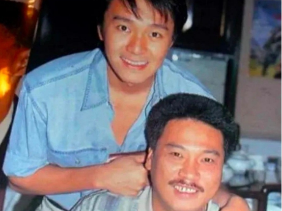 周星驰|周星驰：扶灵人排满了没关系，我也会去现场为达叔送行