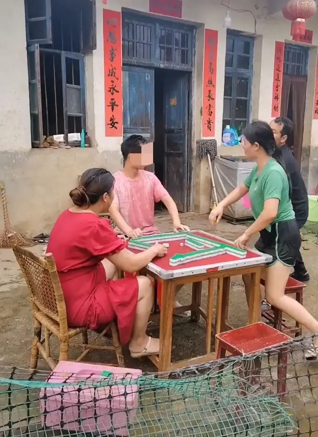 近日,一女子的生活作风引发丈夫不满