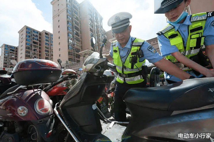 电动车小行家 电动车遇到查车,为啥有车主会选择弃车?了解原因后:他们很聪明
