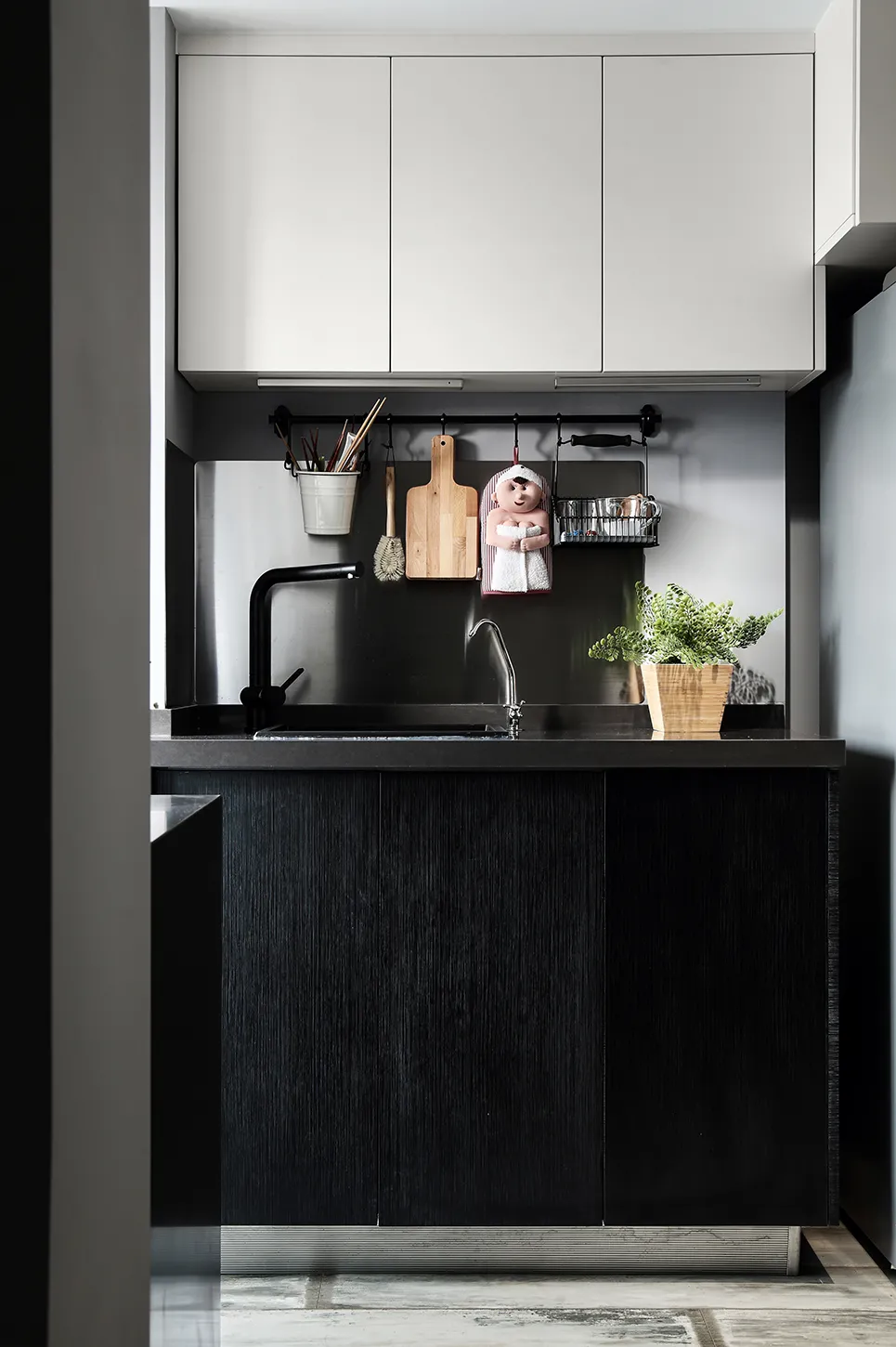 |89㎡新房装修,黑白灰为主,再加入做旧式装饰元素,效果别具一格!