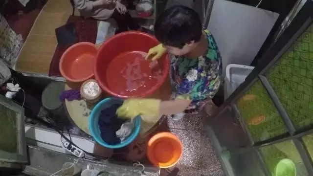 重庆|两对夫妻挤18㎡棺材房，隐私全靠一块布帘，毫无夫妻生活可言