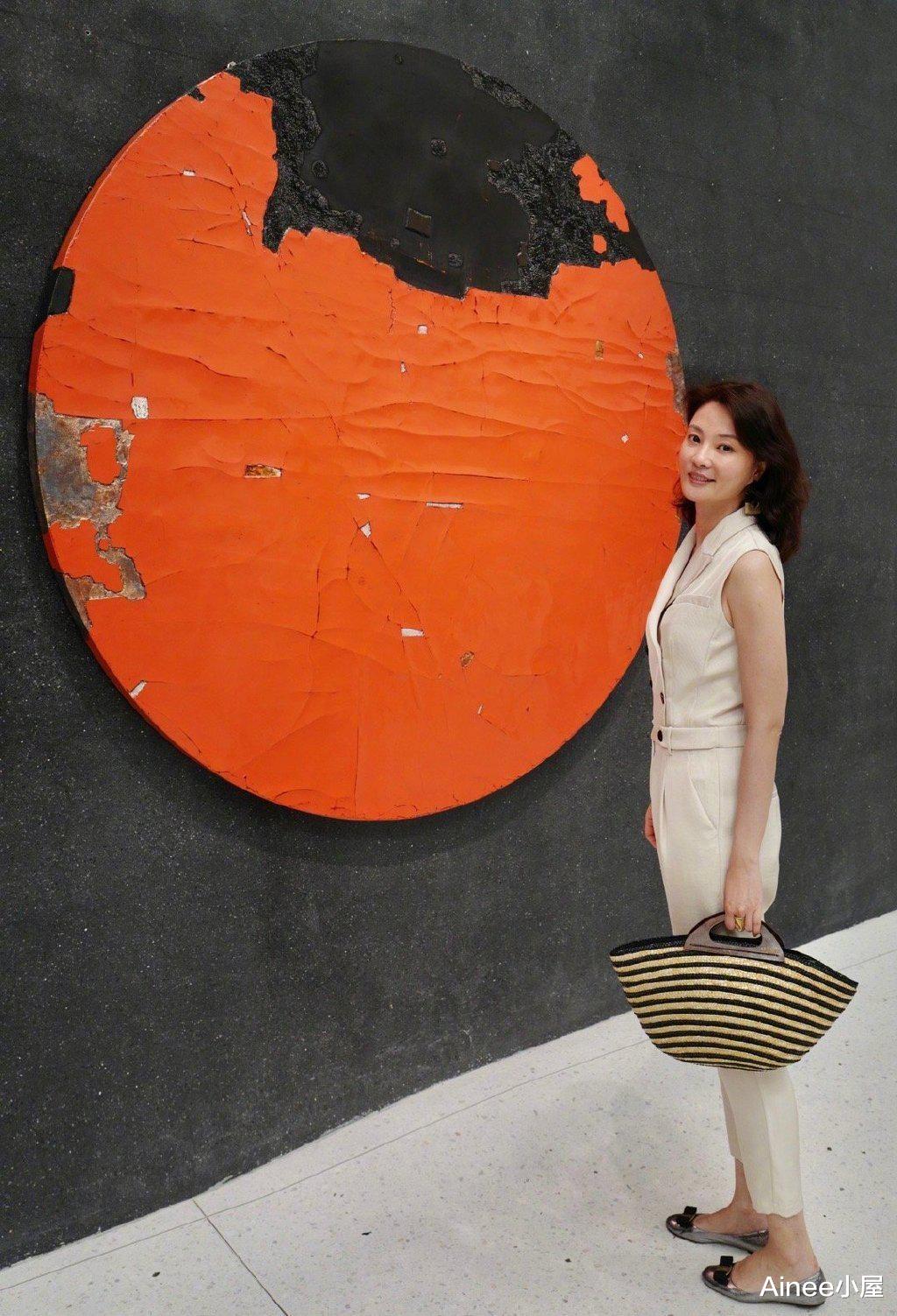 Ainee小屋|生活中的刘芳菲也这么优雅,宽肩细腰的比例正好,裙装盘发挺精致