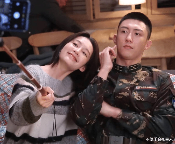 李沁|李沁新剧扫楼被抓拍，没了《爱上特种兵》的滤镜，颜值果然不一样