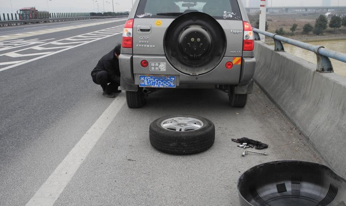 女孩 应急车道换轮胎遭扣6分？车主怒了：爆胎都不算是“急”吗？