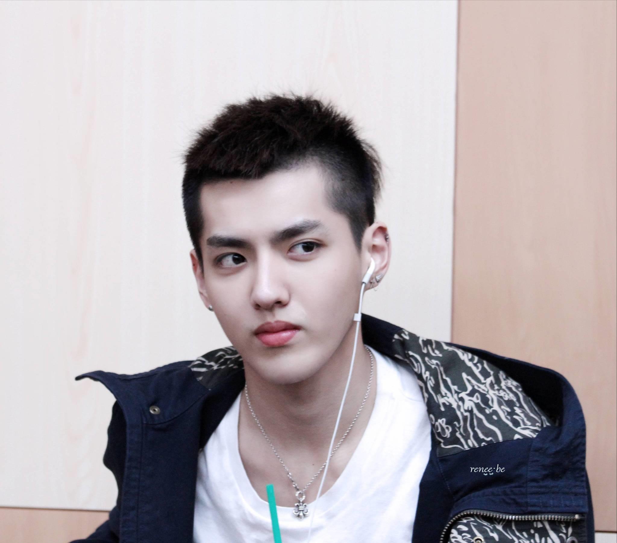 吴亦凡|吴亦凡在看守所的生活曝光：坐小板凳背监规，每月400元买榨菜和方便面！