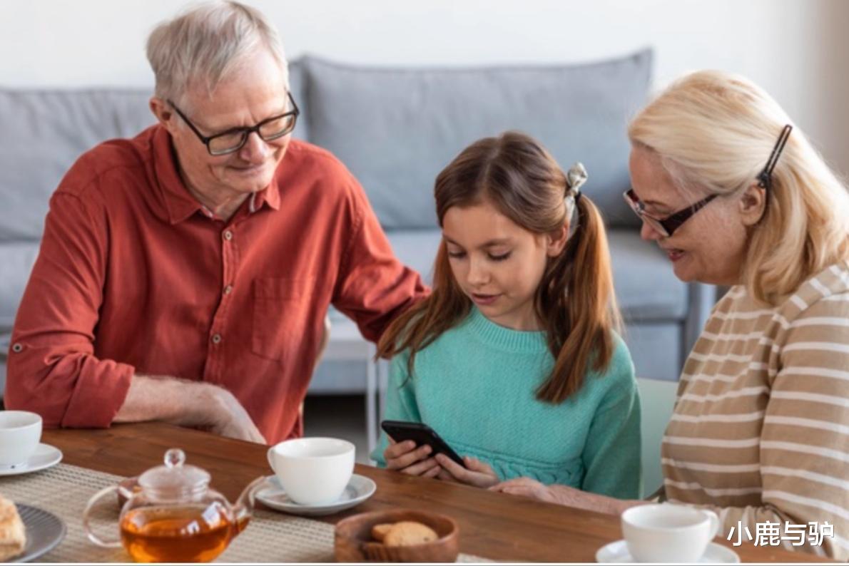 小鹿与驴 “围堵式养老”正在蔓延，外婆苦心带娃身体累，奶奶截胡好养老