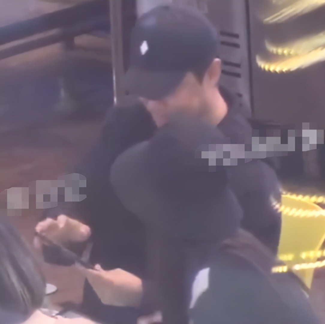 周深|佟丽娅离婚后美出新高度，露大白腿艳光四射，被路人簇拥好似巨星