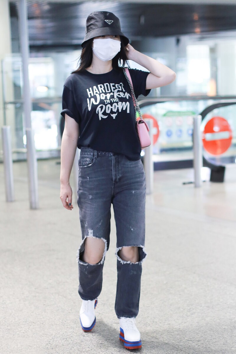 大表姐的时尚圈|柳岩机场变身“女汉子”，一人推两大箱行旅，碎花裙造型温柔大方