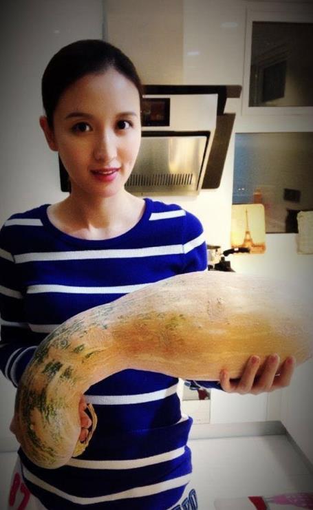 晒晒张萌的家，欧式沙发后做的精致石膏线壁炉，看着也太豪华了