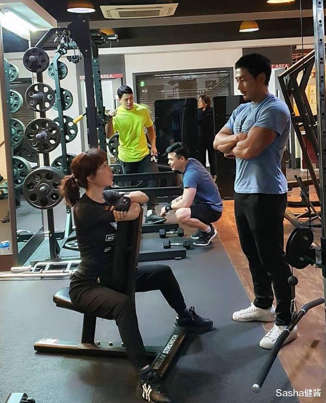 郭麒麟|64岁韩国阿姨与儿子同登杂志，面容姣好宛若少女，这项运动常坚持