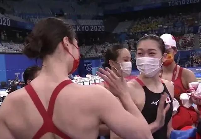 OK妈谈育儿|泪目,奥运冠军泳池边一个拥抱的背后……