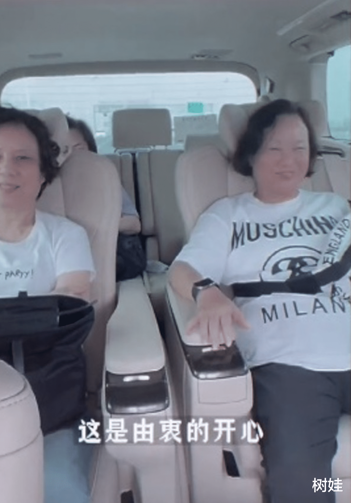 明日之战|陈婉珍现身内地探望女儿孙女，身家百亿打扮朴素，窦骁当司机作陪