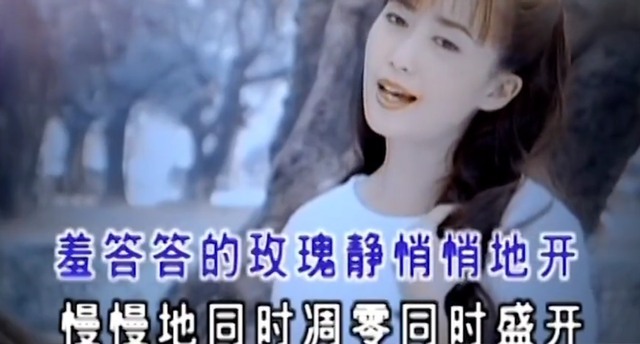 孟庭苇|51岁歌手孟庭苇罕露面！笑容甜美露出小龅牙，戴粉花耳环有少女感