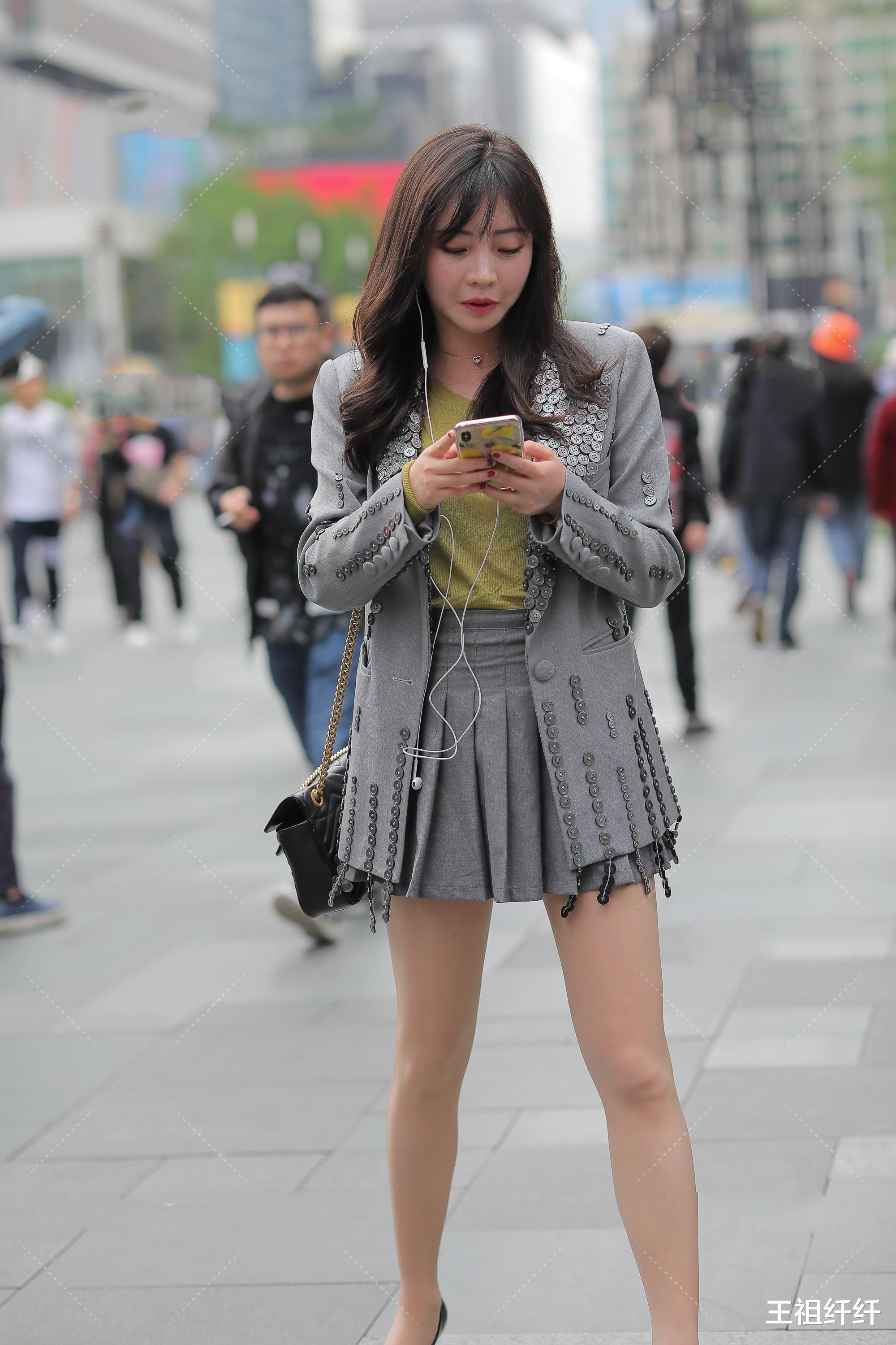 西装|灰色中款西服搭配西装半裙,既能展现出女性气质还能展现出职场气息