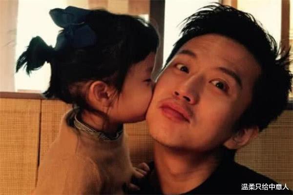 邓超|邓超跟谁合影都“不正经”，孙俪也不例外，但一遇见她就老实