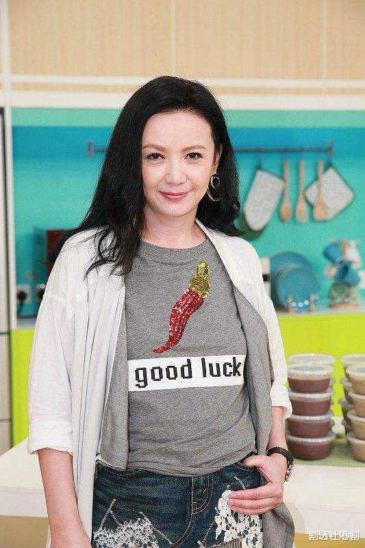 曾华倩|56岁曾华倩素颜购物被拍，深陷脱发危机，头顶发量稀疏惊现缝隙