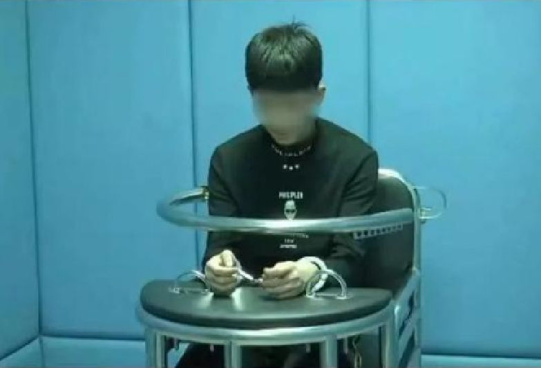 国内社会速递 17岁男孩酒店内被13名未成年殴打,遭啤酒瓶爆头,女孩一旁录视频