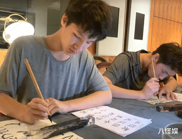 乐珈彤|“梦萍”乐珈彤罕晒全家福，手挽富豪老公甜蜜十足，俩儿子超帅气