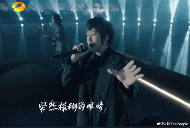 跨年|“南北”双台跨年:唐嫣美艳、王鸥抢镜,杨幂眼妆像“发光眼屎”